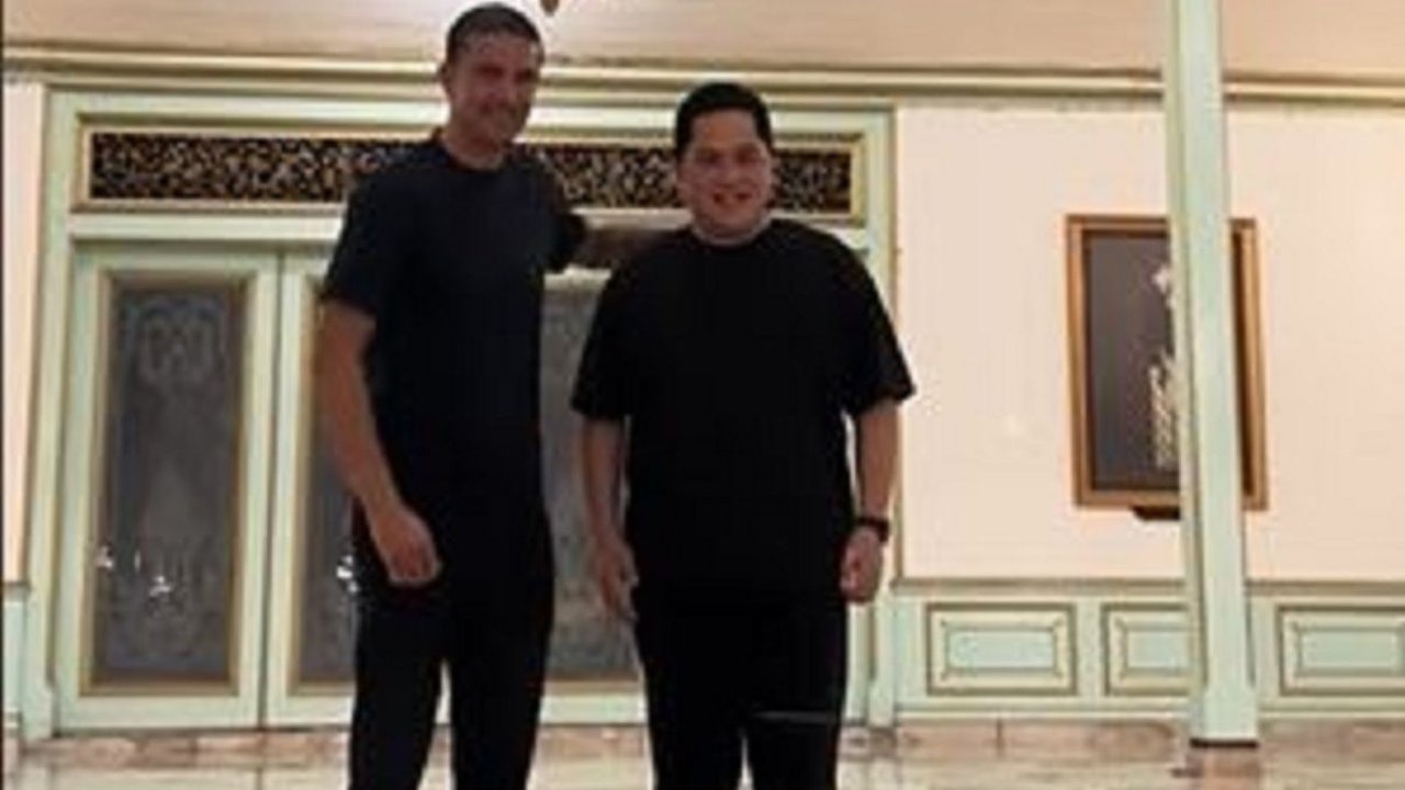 Eks Bintang Liga Inggris Jalan-jalan di Pura Mangkunegaran Solo, Sosoknya Jadi Sorotan