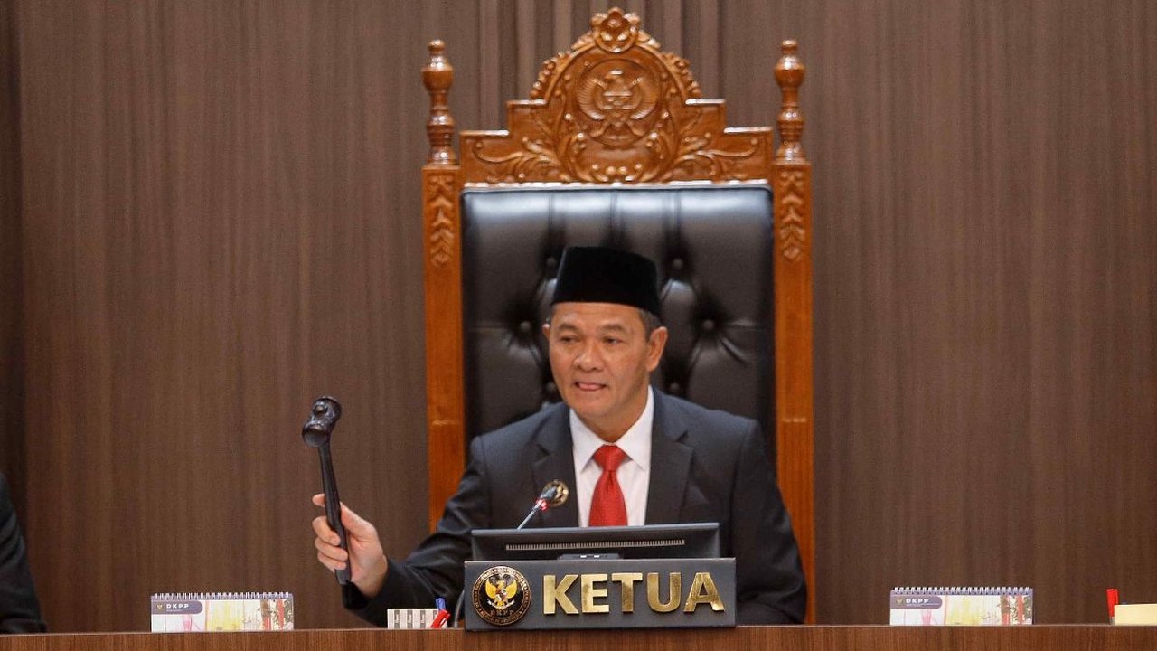 FOTO: Tok! DKPP Resmi Pecat Ketua KPU Hasyim Asy'ari karena Kasus Asusila