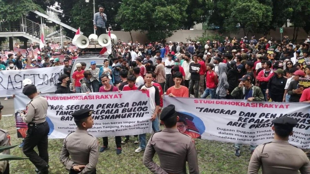 Ratusan Massa Unjuk Rasa Depan Gedung KPK Terkait Dugaan Selisih Harga Impor Beras