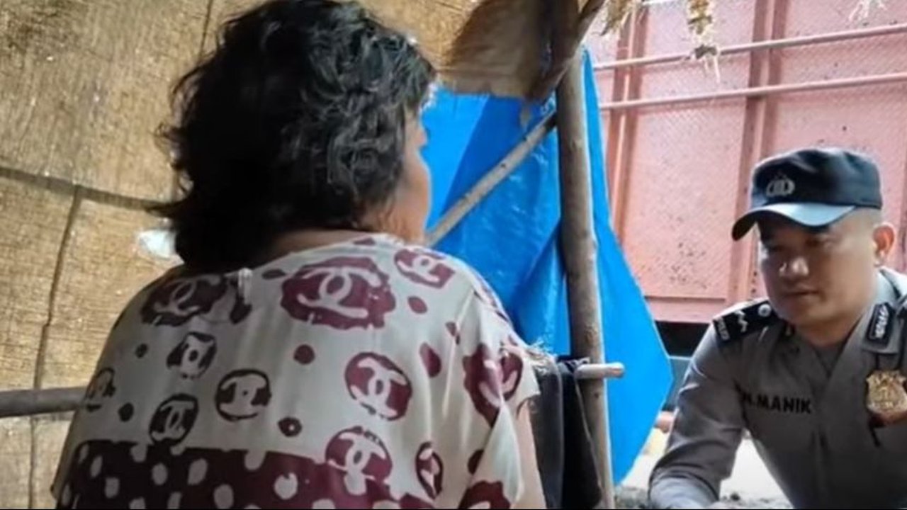 Aipda Nyamano Bedah Rumah Wanita Sebatang Kara, Gubuknya Berdinding Karung Goni