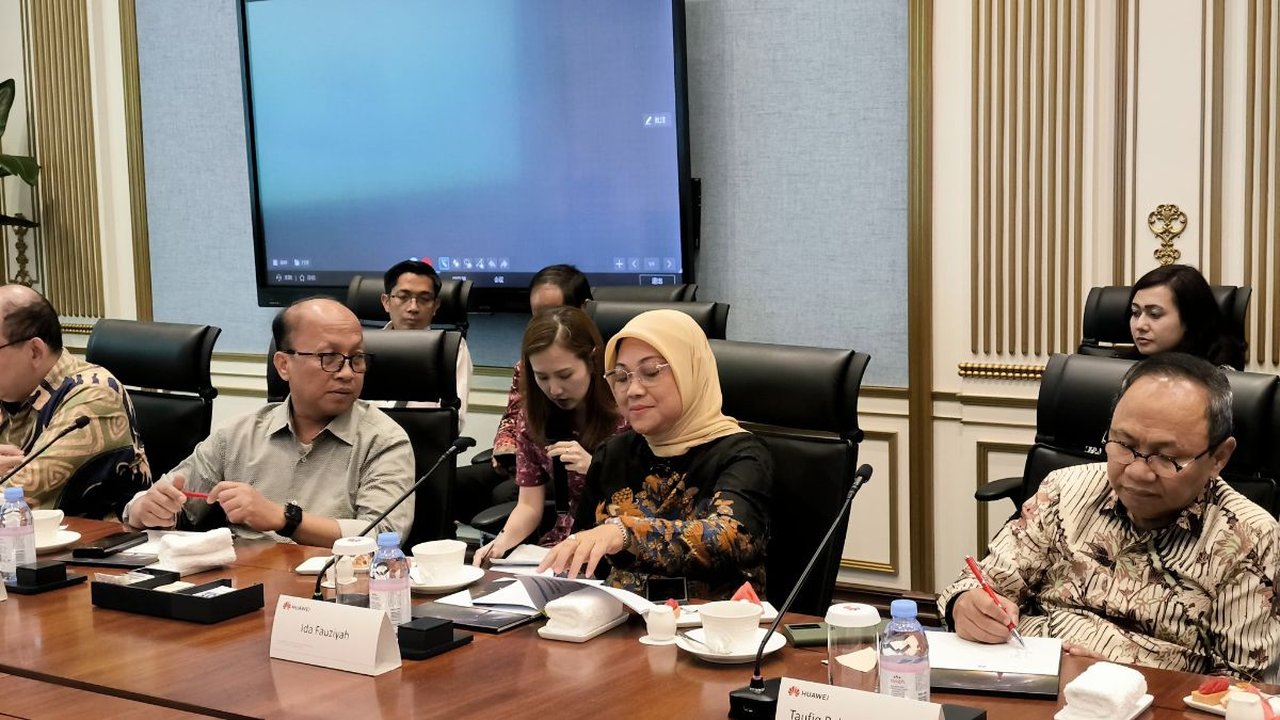 Menaker Apresiasi Kepatuhan Huawei pada Regulasi di Indonesia