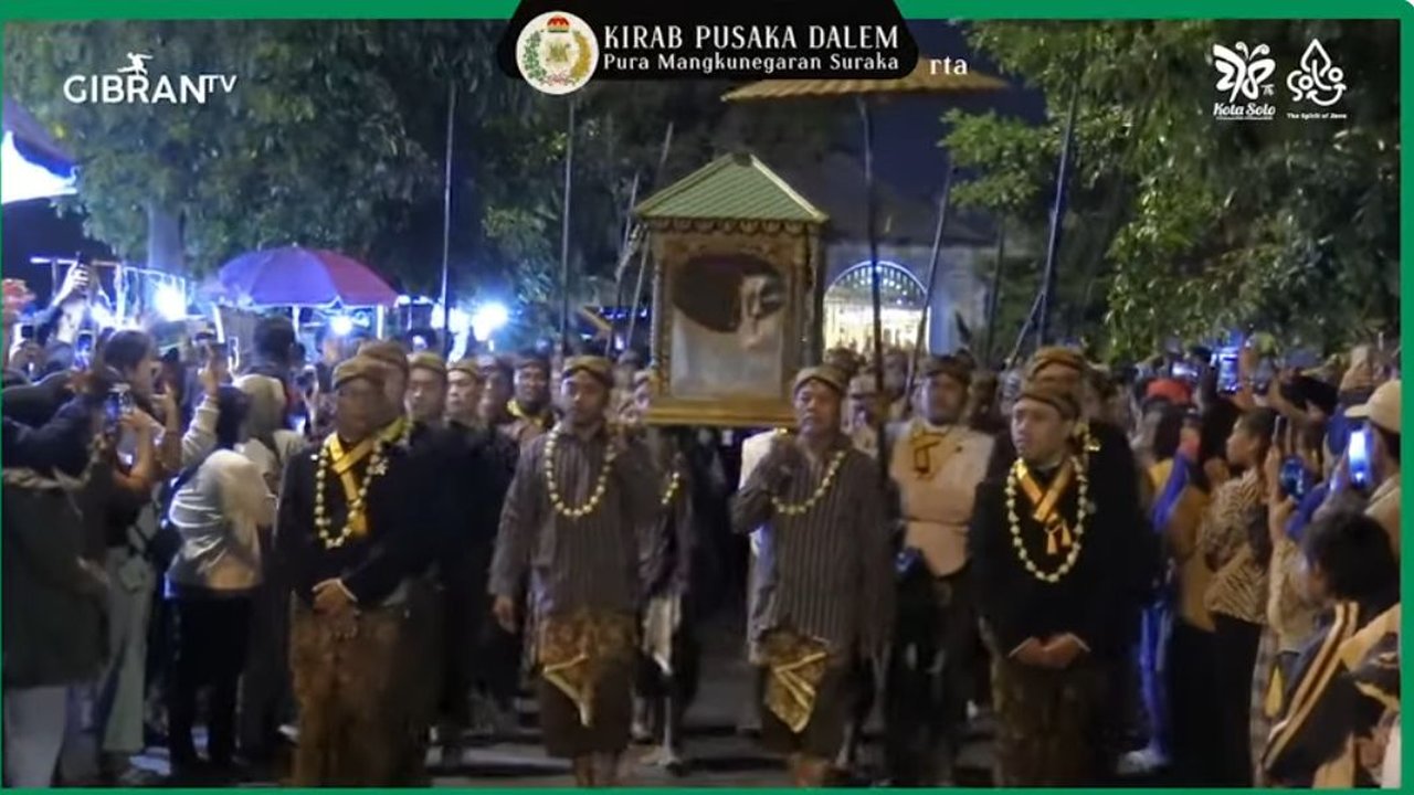 Sisi Lain Kirab Pusaka Dalem Pura Mangkunegaran, Peserta Tak Boleh Pakai Alas Kaki hingga Selfie