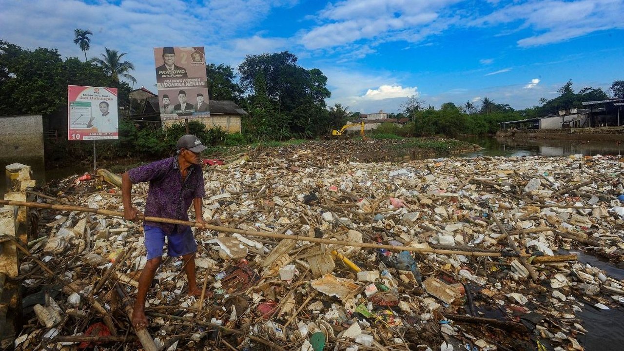FOTO: Potret Tumpukan Sampah di Sungai Pesanggrahan Depok yang Semakin Memprihatinkan