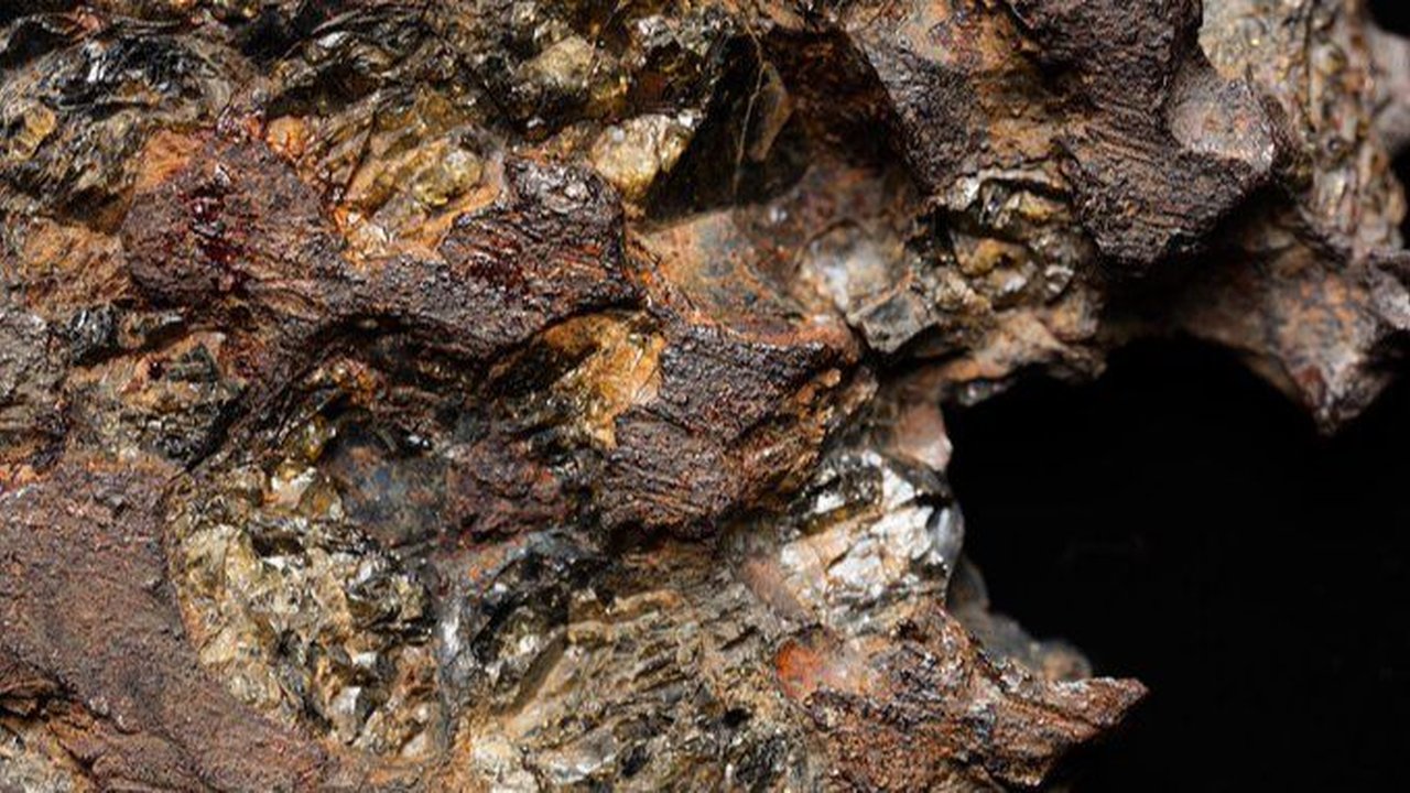 Ahli Geologi Temukan Dua 'Jejak' Alien di Batu Meteor, Belum Pernah Ada di Bumi Sebelumnya