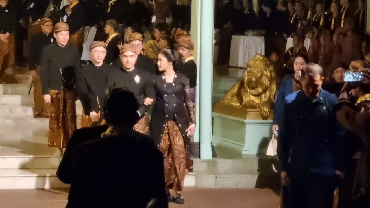 Kaesang dan Erina Hadiri Kirab Pusaka Mangkunegara di Peringatan Malam Satu Suro