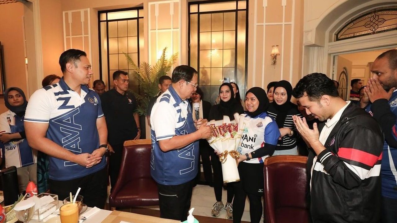 SBY Diberi Hadiah Buket Oleh Keluarga Besar Tim Voli Lavani, Isinya Bikin Warganet Terharu