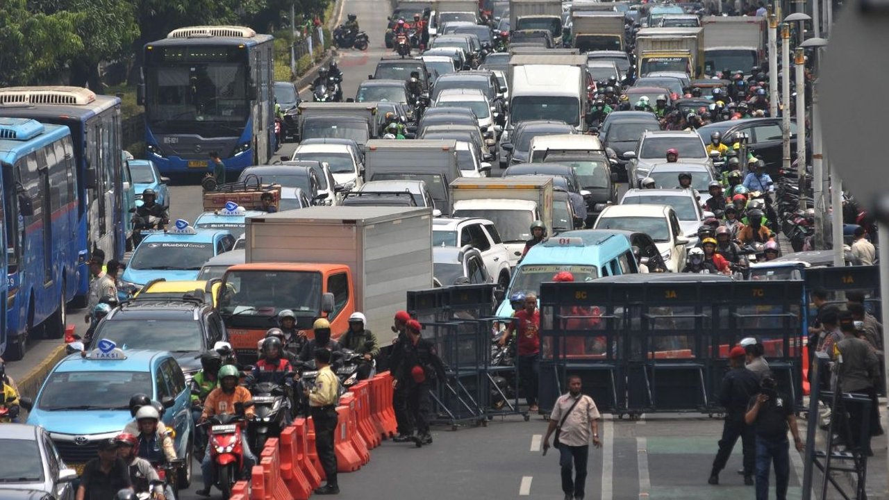 FOTO: Padat Merayap Lalu Lintas di Depan KPU DKI Saat Cagub-Cawagub Daftar Pilkada Jakarta