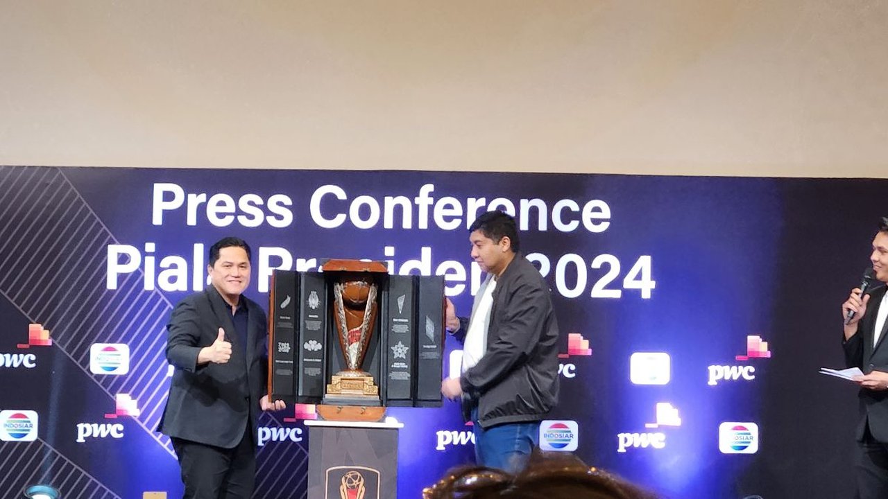 VIDEO: Dilapisi Emas, Lihat Lebih Dekat Piala Presiden Terakhir dari Jokowi