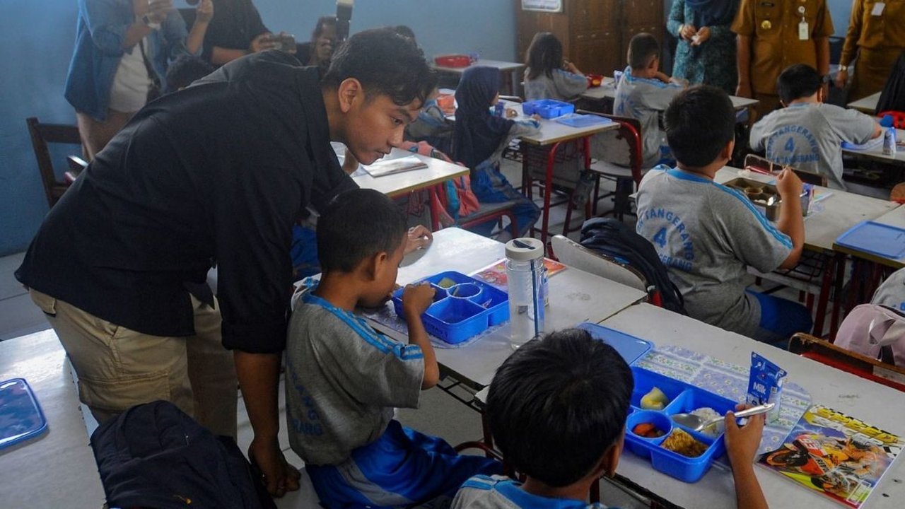 FOTO: Gibran Uji Coba Makan Gratis di SDN 4 Kota Tangerang, Ada Menu Fuyunghai, Melon sampai Susu