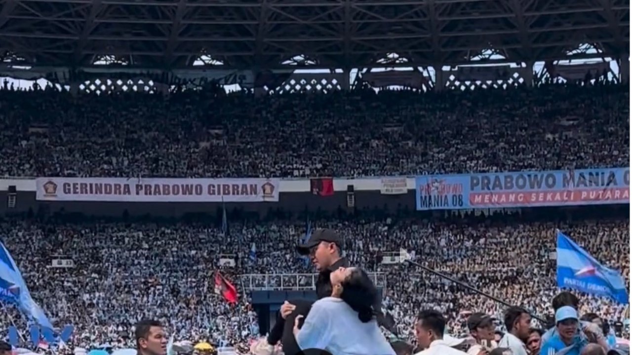 Aksi Gercep Mayor Teddy Gendong Perempuan Pingsan di GBK Disorot, Usai Sadar Si Cewek 'Modal Sholawat'