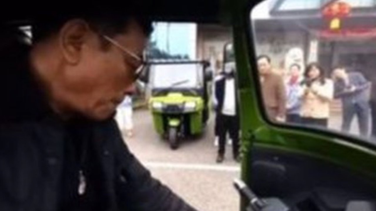 Mantan Panglima TNI Mendadak jadi 'Sopir' Bajaj, Gayanya jadi Tontonan Orang China