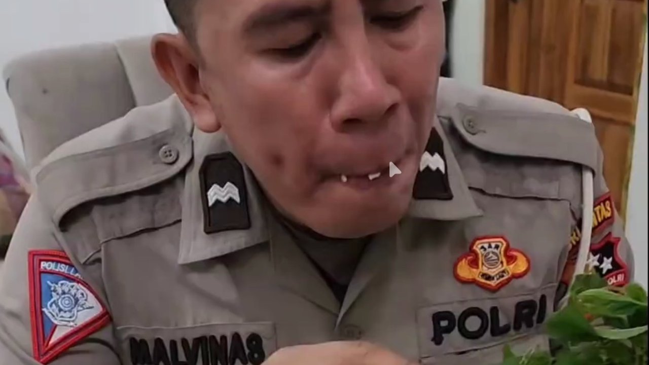 Begitu Nikmat, Sebelum Berangkat Dinas Aipda Malvinas Makan Langsung di Cobek Pakai Sambal Plus Lalap Daun Pohpohan