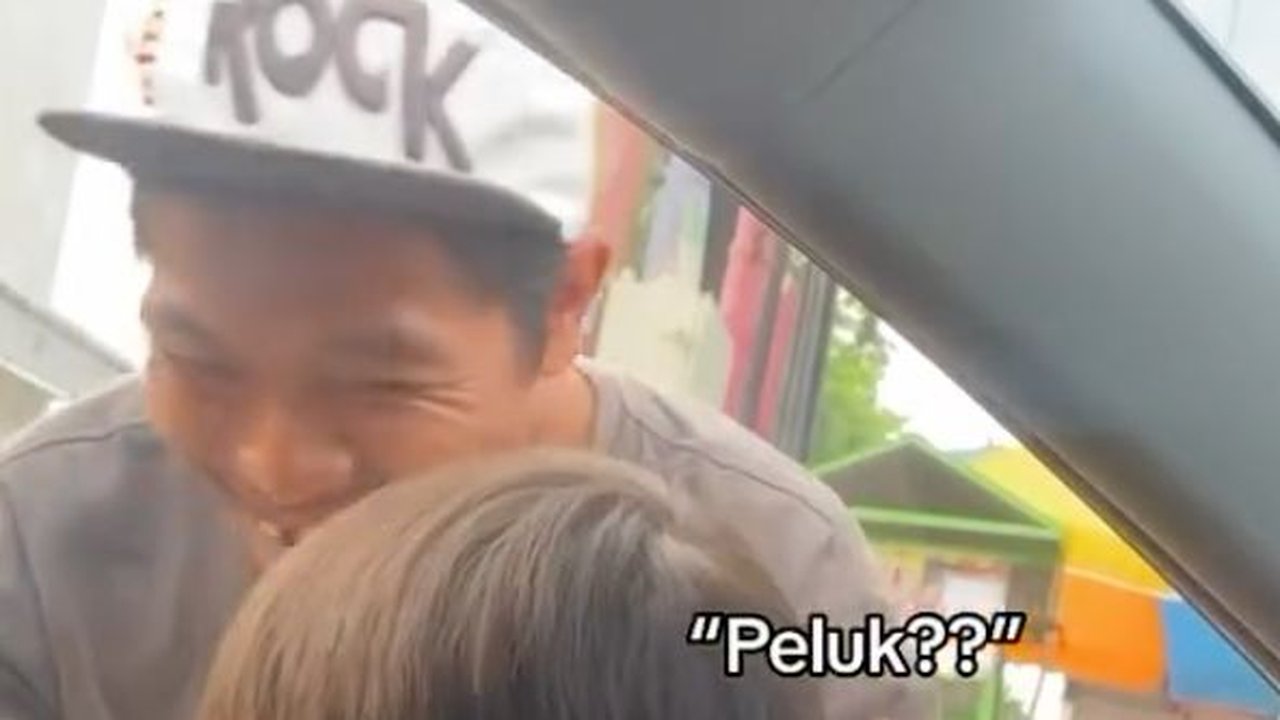Bocah Ini Borong Semua Jajanan Leker Biar Penjualnya Bisa Pulang Cepat, Pas Mau Pulang Minta Pelukan jadi Sorotan