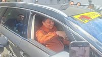 Tak Mau Disopiri, Menko Airlangga Hartarto Nyetir Sendiri saat Uji Coba Mobil Listrik Aletra L8 EV di GJAW 2024