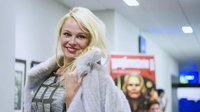 Curhatan Pamela Anderson, Ngaku Pernah Diserang Orang Tak Dikenal di Pesawat Gara-Gara Disangka Dixie Chicks