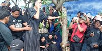 Momen Rachmat Irianto Tak Kuasa Menahan Tangisnya di Pemakaman Sang Ayah, Bejo Sugiantoro