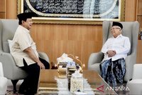 Momen Haru: Presiden Prabowo Cium Tangan KH Ma