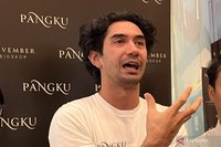 Mengapa Reza Rahadian Debut Sutradara Film 