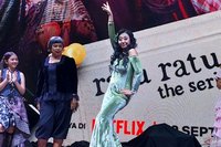 Seperti Angelina Jolie, Asri Welas Sukses Tutup Jalan Times Square New York Demi Adegan Biyah