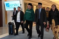 Momen Langka Cium Kening Paus: Menteri Agama Umar Hadiri Forum Perdamaian Dunia di Roma