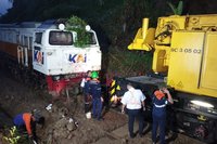 Evakuasi KA Ciremai Longsor: KAI Alihkan Penumpang dengan Bus di Bandung Barat