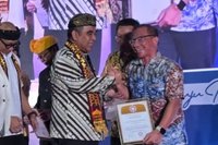 KMHDI Anugerahkan Penghargaan Tokoh Hindu Nasional Inspiratif kepada Komisioner KI Pusat Gede Narayana