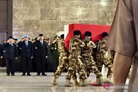 SBY Kenakan Baret Pasukan Perdamaian, Beri Penghormatan Terakhir Prajurit Gugur di Lebanon