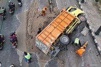 Truk Pasir Terguling di Tebet Akibat Sopir Mengantuk, Picu Kemacetan Panjang