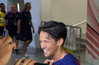 Momen Bersejarah: Irfan Bachdim Tukar Jersey Rivaldo di Clash of Legends Jakarta