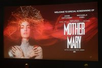 Anne Hathaway Pukau Penggemar dengan Bakat Menyanyi di 