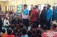 Gubernur John Tabo Salurkan Bantuan Rp1 Miliar untuk Pengungsi Wamena