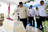 Presiden Prabowo Ziarah ke Makam Marsinah Usai Resmikan Museum di Nganjuk, Hormati Perjuangan Buruh
