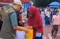 DLH Mataram Bagikan Eco Bag Gratis, Perkuat Larangan Plastik Sekali Pakai di Pasar Tradisional