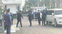 Prabowo Tiba di Lokasi Persemayaman Ryamizard Ryacudu, Beri Penghormatan Terakhir