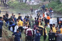 Aksi Bersih Sungai Gelis Kudus: Mahasiswa dan TNI-Polri Bersinergi Jaga Lingkungan