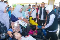 Gubernur Khofifah Salurkan Bantuan Sosial Rp32,1 Miliar di Ngawi, Perkuat Perlindungan Sosial Warga
