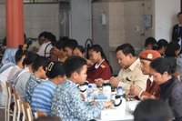 Prabowo Santap Makan Bergizi Gratis Bersama Pelajar di SRMP Tabanan, Tekankan Akses Pendidikan