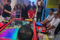 Polda Metro Jaya Gerebek Judi Berkedok Gim Anak di Jakbar-Jakut, Amankan Puluhan Orang