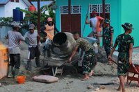 Prajurit Yonif TP 815/WGT Bangun Lapangan Olahraga, Wujud Nyata Kepedulian TNI untuk Pendidikan Papua