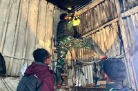 Satgas Yonif 511/DY Perbaiki Instalasi Listrik Warga Lanny Jaya, Wujud Bakti Sosial TNI