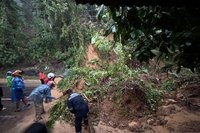 Akses Jalan Padang-Painan Terputus Akibat Longsor, Penanganan Darurat Dilakukan