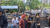 Ricuh, Massa Lempari Botol dan Batu ke TNI-Polri Saat Eksekusi Hotel Sultan