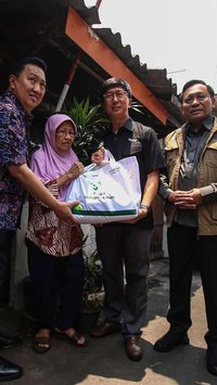 FOTO: PT Adaro Gandeng YPP SCM Bagikan Ribuan Paket Sembako untuk Masyarakat Kurang Beruntung di Jakarta
