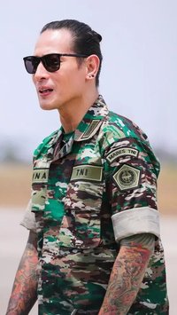 Potret Gagah Chef Juna Pakai Seragam TNI, Ternyata Pernah Daftar Marinir AS