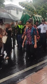 Di Bawah Guyuran Hujan, Begini Momen Pemakaman Terpidana Korupsi di Taman Makam Pahlawan yang jadi Sorotan