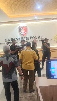 Lambaian Tangan Benny Rhamdani Penuhi Panggilan Bareskrim soal Bos Judi Online Inisial T