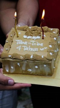 FOTO: Kritik Tak Kunjung Menangkap Harun Masiku, Aktivis ICW Kirim Kue Tar Ulang Tahun ke KPK