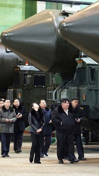 FOTO: Momen Kim Jong-un Ajak Putrinya Tinjau Pabrik Produksi Kendaraan Peluncur Rudal di Lokasi Rahasia