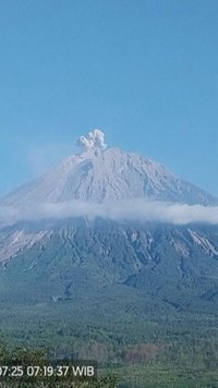 Gunung Semeru Luncurkan Awan Panas Disertai Banjir