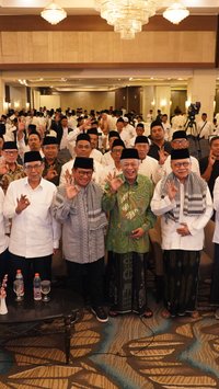 Acungkan Salam 3 Jari, Eks Gubernur Jakarta Hadiri Dukungan Ulama dan Santri Jakarta untuk Pramono-Rano